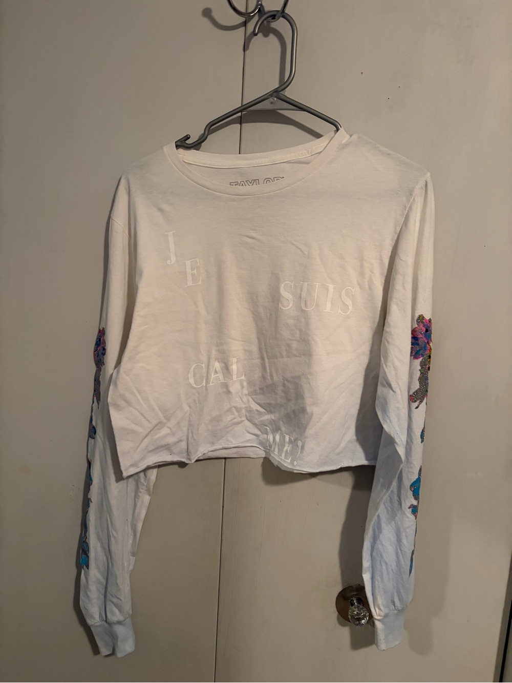 Taylor Swift Je Suis Calme ME Long Sleeve Crop Top